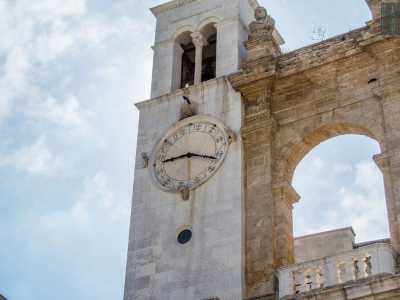 Palazzo del Sedile: il suo alto campanile e il suo antico orologio. Entrambi furono costruiti nel 1604 dopo che un evento tragico aveva distrutto quasi del tutto il Palazzo (Foto di Francesco Savino)